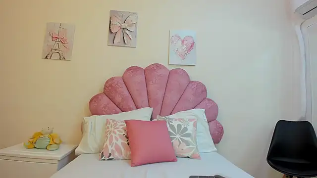 MilaaAdams online show from June 5, 2026, 10:54 am