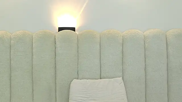 Juliabadlee online show from November 12, 2025, 8:41 pm