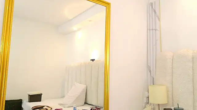 Juliabadlee online show from December 15, 2025, 9:08 pm