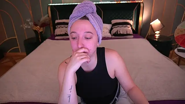 Snapshot of MonAmourrrR chatting on September 25, 2025, 5:44 am MonAmourrrR online show from September 25, 2025, 5:44 am