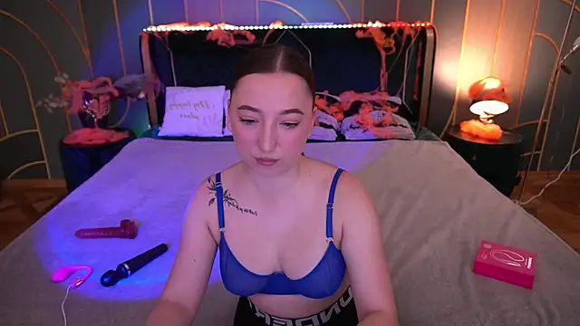 Snapshot of MonAmourrrR chatting on October 24, 2025, 5:59 am MonAmourrrR online show from October 24, 2025, 5:59 am