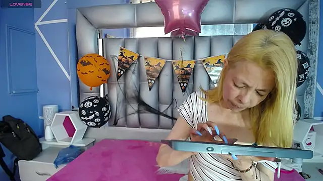 Snapshot of sophia_ny chatting on October 25, 2025, 1:40 pm sophia ny online show from October 25, 2025, 1:40 pm