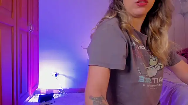 Snapshot of martinaaricci chatting on October 30, 2025, 1:01 pm martinaaricci online show from October 30, 2025, 1:01 pm