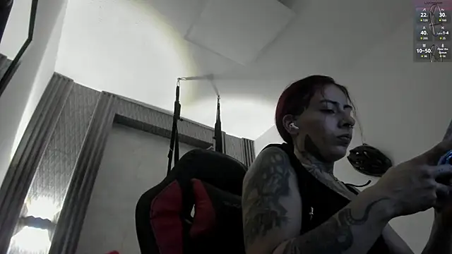 selene red  online show from November 30, 2025, 4:44 pm