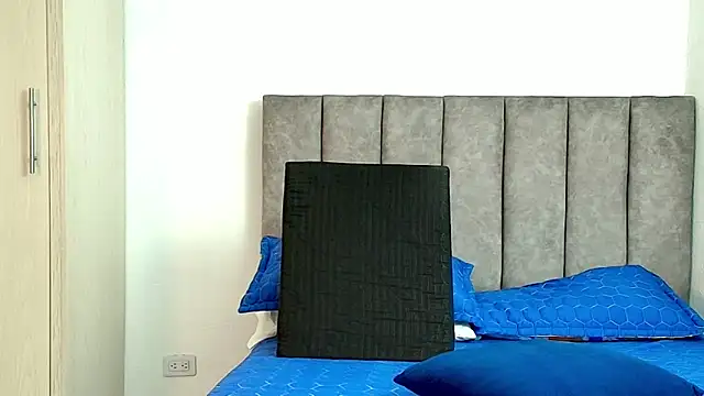 karina lewis  online show from October 17, 2025, 3:53 am