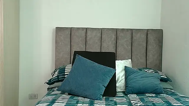 karina lewis  online show from February 25, 2026, 4:22 am