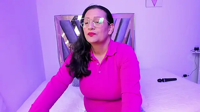 Snapshot of Victoria_Red01 chatting on December 3, 2024, 1:43 pm Victoria Red01 online show from December 3, 2024, 1:43 pm