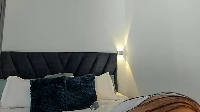 sara saenz99 online show from November 7, 2025, 8:31 pm