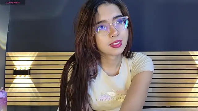 sara saenz99 online show from December 21, 2025, 7:10 pm