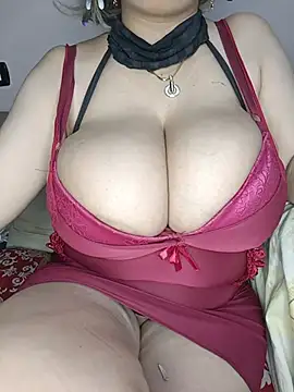 Snapshot of Rihaamm chatting on June 12, 2026, 7:35 pm Rihaamm online show from June 12, 2026, 7:35 pm