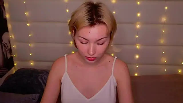 BunnyAnny online show from December 5, 2024, 8:11 pm