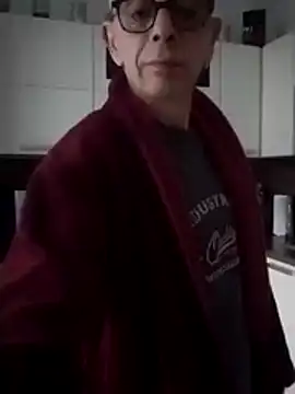 Snapshot of heitzer1072 chatting on February 26, 2026, 6:23 am heitzer1072 online show from February 26, 2026, 6:23 am