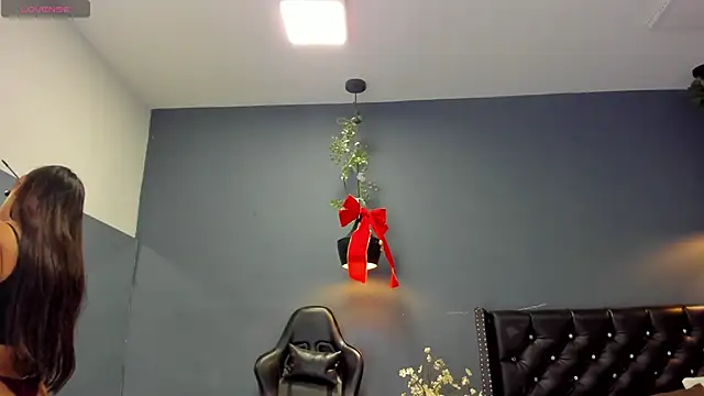 Hannah Miller   online show from December 5, 2024, 11:38 am