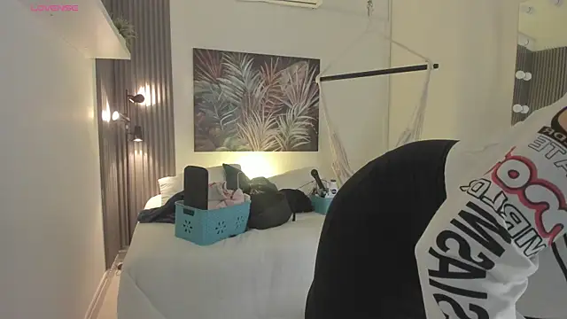 emma alice  online show from October 31, 2025, 12:17 pm