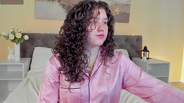 Snapshot of Ariella_Sol chatting on April 21, 2026, 9:26 am Ariella Sol online show from April 21, 2026, 9:26 am