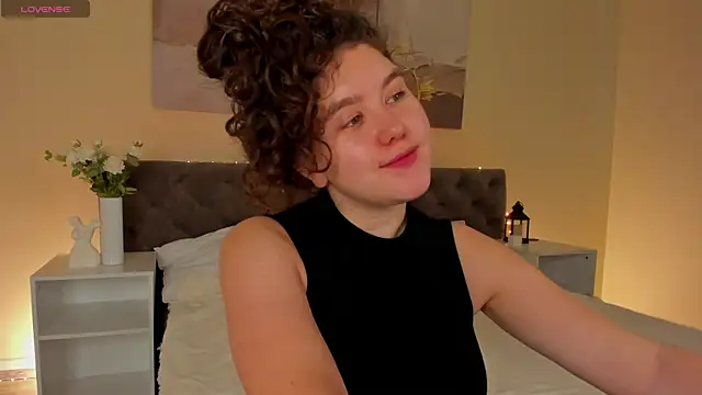Snapshot of Ariella_Sol chatting on May 1, 2026, 1:10 am Ariella Sol online show from May 1, 2026, 1:10 am