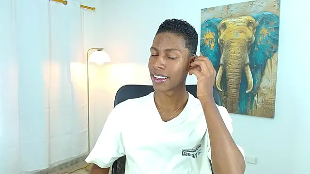 maiki18  online show from September 23, 2025, 8:23 pm