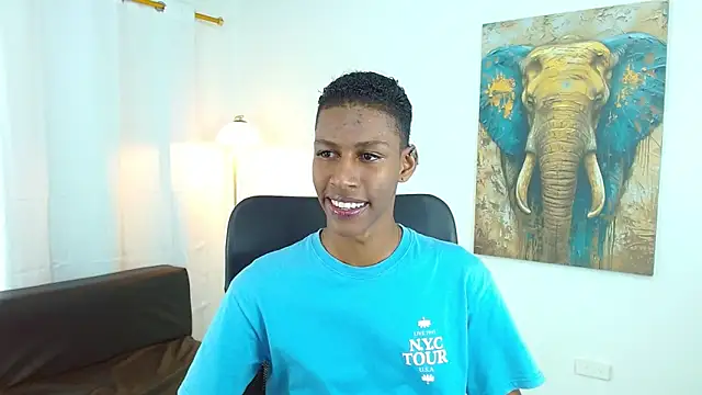 maiki18  online show from November 20, 2025, 8:41 pm