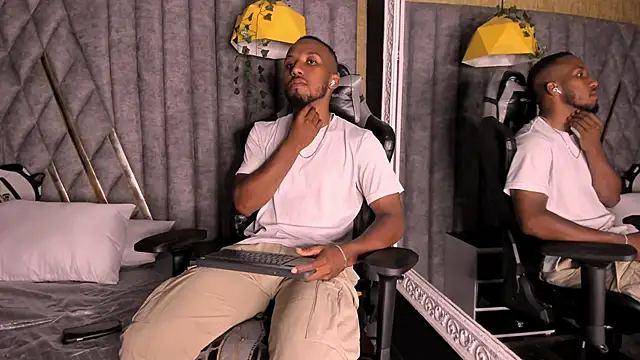 Snapshot of JamesParck chatting on April 12, 2026, 10:37 pm JamesParck online show from April 12, 2026, 10:37 pm