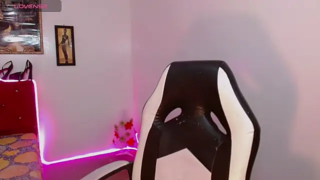 AdharaaMoon online show from January 9, 2026, 3:09 am