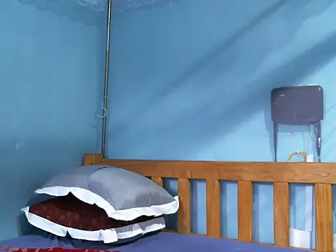 cocolicky online show from September 29, 2025, 1:49 pm