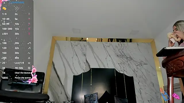 Victtoria Parker online show from September 26, 2025, 1:04 pm