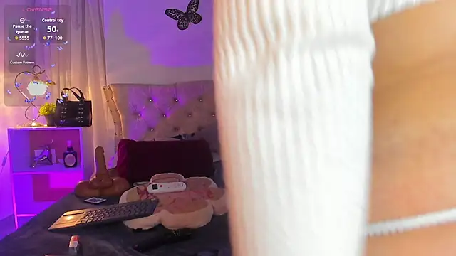 Sarahballiston  online show from December 3, 2025, 1:46 am