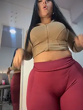 Sarahballiston  online show from May 12, 2026, 9:34 pm