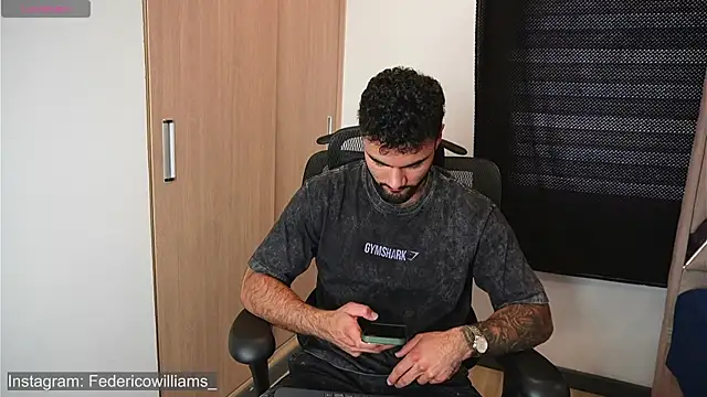 Snapshot of Derek_w chatting on November 14, 2025, 7:45 pm Derek w online show from November 14, 2025, 7:45 pm