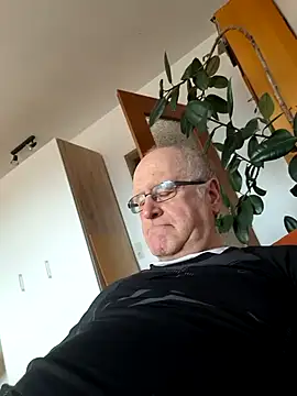 Snapshot of Milkasahne64 chatting on February 15, 2026, 1:52 pm Milkasahne64 online show from February 15, 2026, 1:52 pm