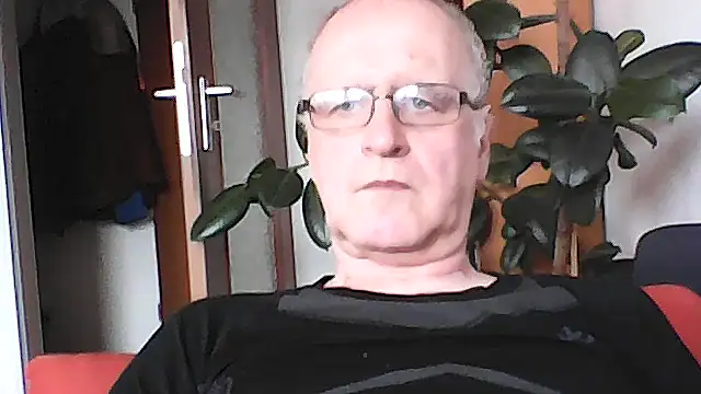 Snapshot of Milkasahne64 chatting on March 13, 2026, 10:33 am Milkasahne64 online show from March 13, 2026, 10:33 am