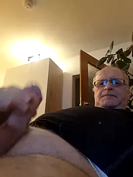 Snapshot of Milkasahne64 chatting on March 24, 2026, 7:08 pm Milkasahne64 online show from March 24, 2026, 7:08 pm