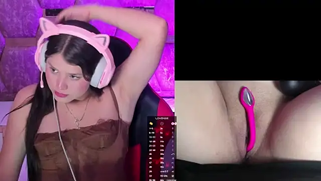 Snapshot of Trianna__ chatting on October 7, 2025, 5:43 pm Trianna online show from October 7, 2025, 5:43 pm