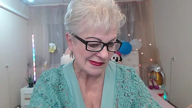 KayleSmoll online show from October 4, 2025, 7:12 pm