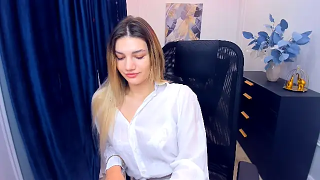 Snapshot of SelenaeMoore chatting on November 11, 2025, 3:39 am SelenaeMoore online show from November 11, 2025, 3:39 am