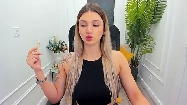 Snapshot of SelenaeMoore chatting on November 14, 2025, 7:45 pm SelenaeMoore online show from November 14, 2025, 7:45 pm