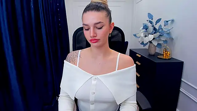 Snapshot of SelenaeMoore chatting on November 18, 2025, 7:40 pm SelenaeMoore online show from November 18, 2025, 7:40 pm