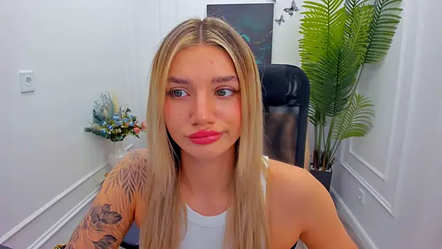 Snapshot of SelenaeMoore chatting on November 21, 2025, 4:11 am SelenaeMoore online show from November 21, 2025, 4:11 am