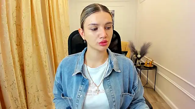 Snapshot of SelenaeMoore chatting on June 17, 2026, 3:42 am SelenaeMoore online show from June 17, 2026, 3:42 am