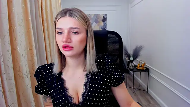 Snapshot of SelenaeMoore chatting on June 18, 2026, 3:51 am SelenaeMoore online show from June 18, 2026, 3:51 am