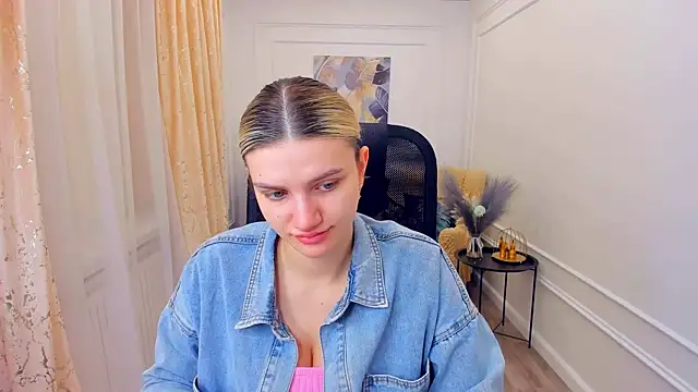 Snapshot of SelenaeMoore chatting on June 21, 2026, 3:53 am SelenaeMoore online show from June 21, 2026, 3:53 am