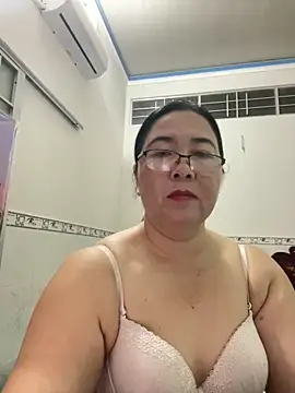 Snapshot of NDith chatting on March 8, 2025, 2:40 pm NDith online show from March 8, 2025, 2:40 pm