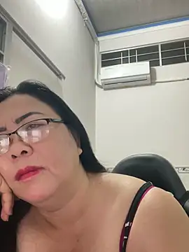 Snapshot of NDith chatting on October 4, 2025, 10:19 pm NDith online show from October 4, 2025, 10:19 pm