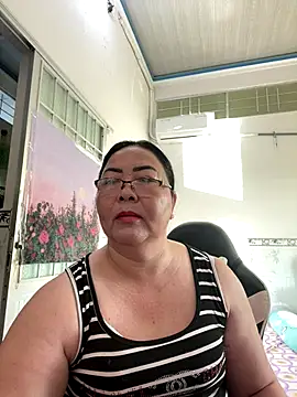 Snapshot of NDith chatting on October 6, 2025, 11:46 pm NDith online show from October 6, 2025, 11:46 pm