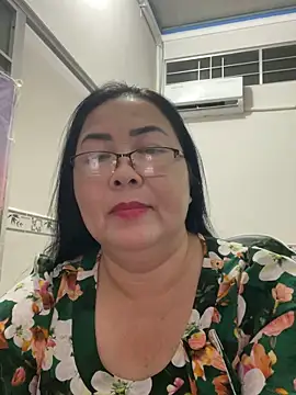 Snapshot of NDith chatting on October 9, 2025, 11:19 am NDith online show from October 9, 2025, 11:19 am