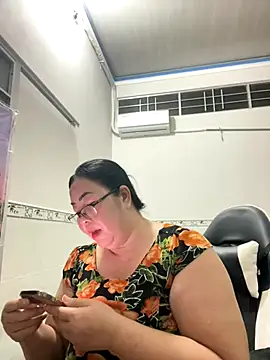 Snapshot of NDith chatting on October 24, 2025, 12:01 pm NDith online show from October 24, 2025, 12:01 pm
