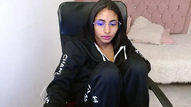 Snapshot of shaneelle chatting on February 3, 2025, 9:30 am shaneelle online show from February 3, 2025, 9:30 am