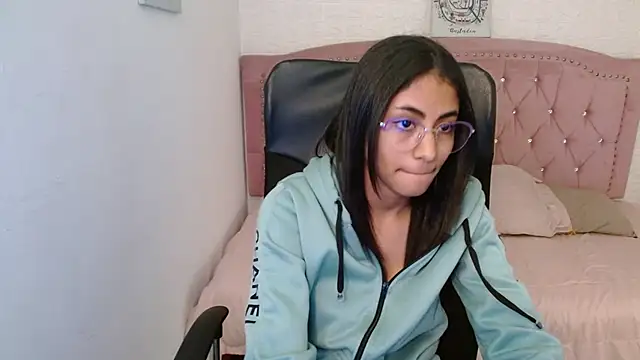 Snapshot of shaneelle chatting on February 11, 2025, 9:09 am shaneelle online show from February 11, 2025, 9:09 am