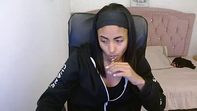 Snapshot of shaneelle chatting on March 7, 2025, 6:13 am shaneelle online show from March 7, 2025, 6:13 am