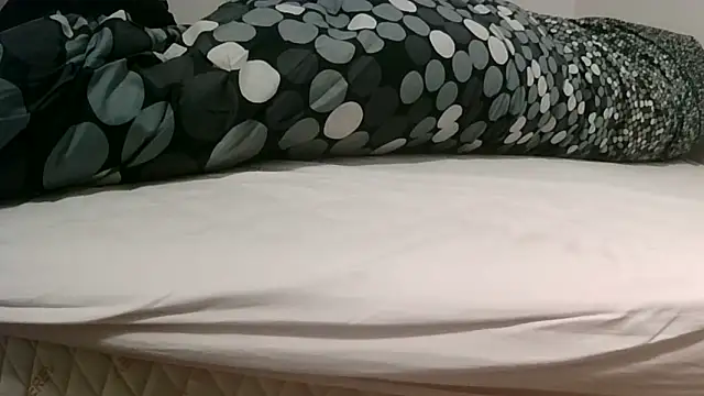 Snapshot of robertone80 chatting on February 28, 2025, 6:54 am robertone80 online show from February 28, 2025, 6:54 am